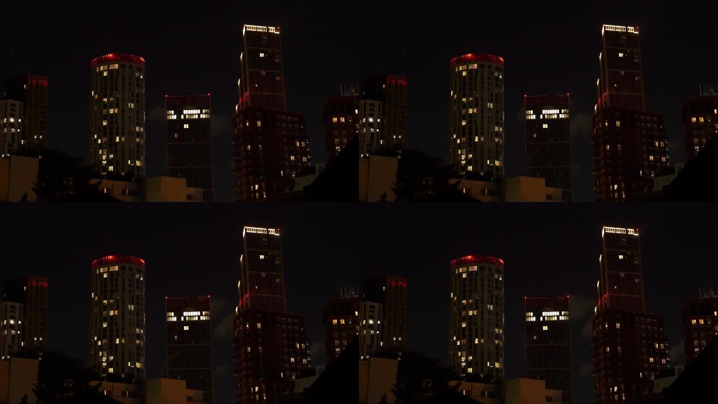 时间流逝:明亮的灯光透过高大的现代摩天大楼的窗户照进来
