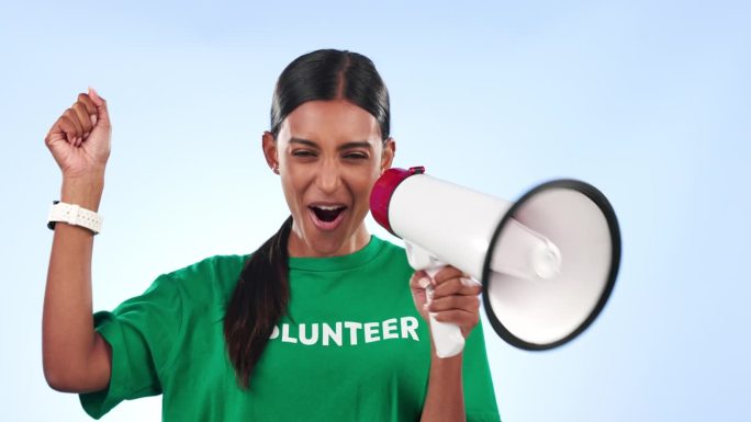 志愿者妇女，扩音器和扬声器在演播室寻求帮助，招募或呼吁行动的蓝色背景。女孩，社区服务和社会责任集会，