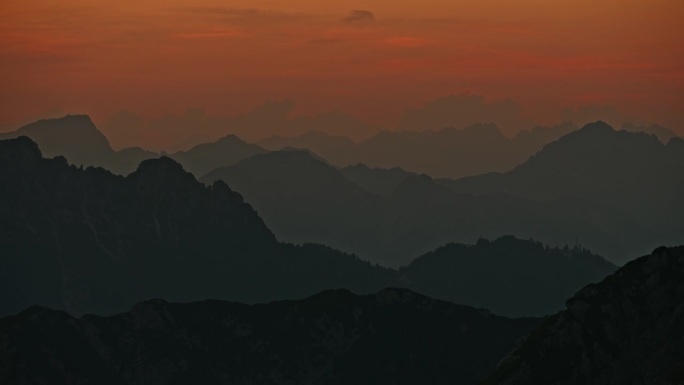 日落时壮丽山脉与橙色天空的锁定镜头
