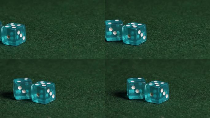 蓝色透明对骰子在绿色的背景