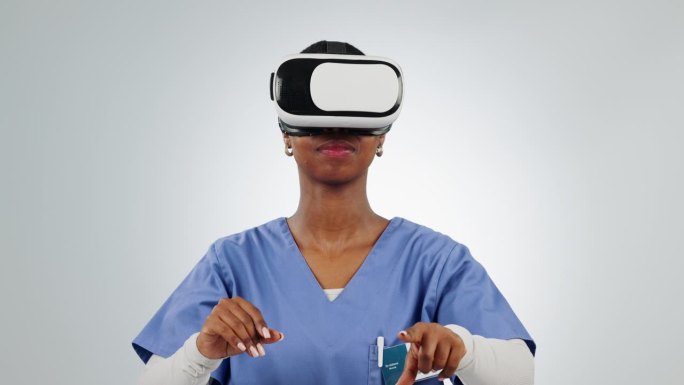 黑人女性，医生和数字医疗的虚拟现实，屏幕上的滚动和按压，白色背景上的高科技。创新，未来和全息医学信息