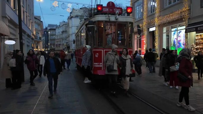 塔克西姆传统的红色有轨电车在Istiklal街上