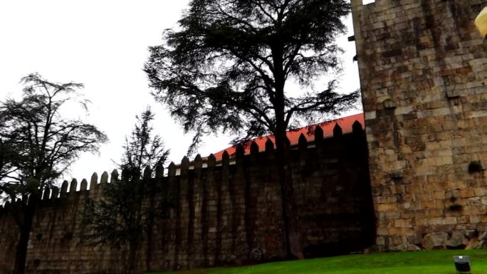 葡萄牙波尔图的费尔南迪尼城墙的外观，带有瞭望塔的中世纪建筑