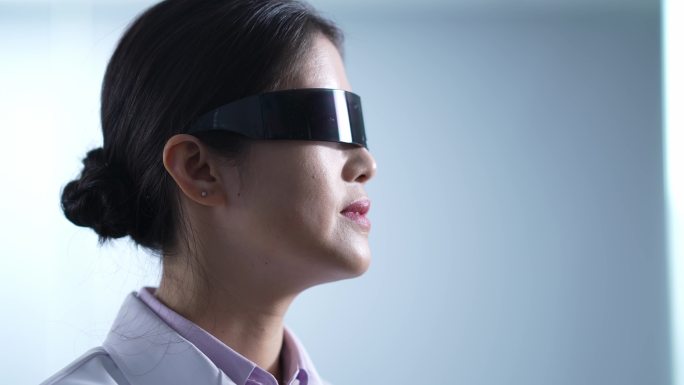 女性科研人员带着黑色科技眼镜
