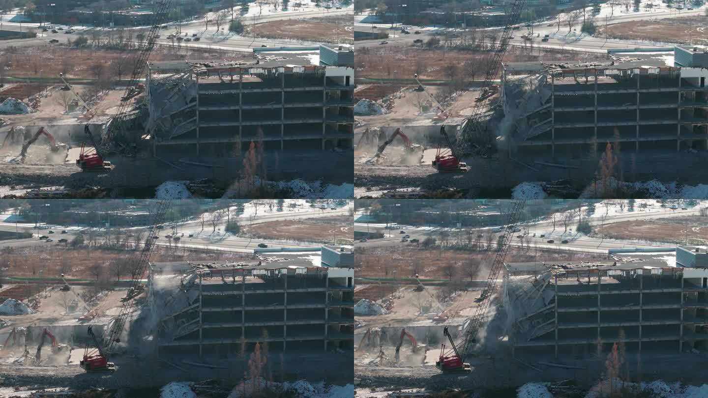被毁建筑物的广角航拍照片。拆除建筑物。挖掘机在拆迁现场清理垃圾。