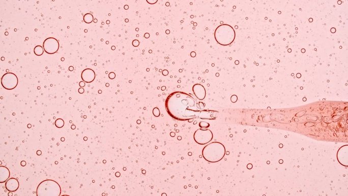 透明化妆品凝胶流体与分子气泡油分布。显微镜下的细胞泡簇。天然有机化妆品、药品微距拍摄。生产特写。缓慢