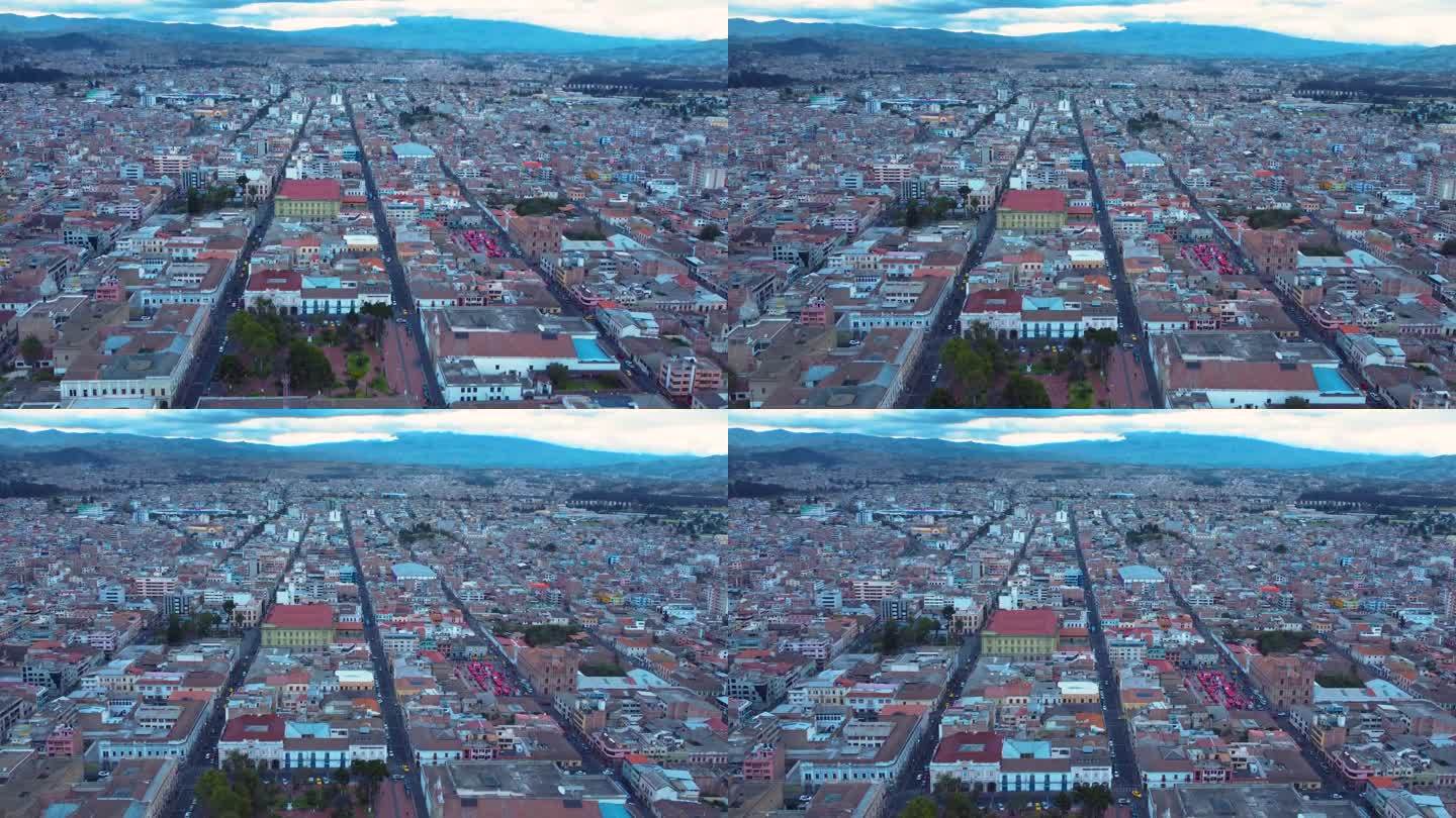 南美洲厄瓜多尔的里奥巴马巴市，以山脉为背景。厄瓜多尔的城市。里奥巴马巴是钦博拉索省的首府。