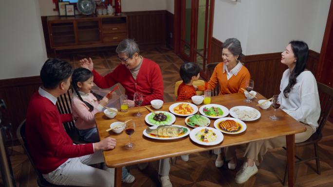 一家人围在一起吃年夜饭