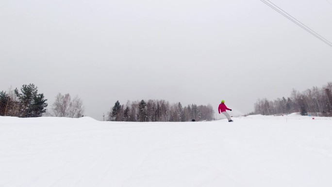 慢动作镜头，一个女滑雪板运动员走近相机，刹车，在镜头前撒雪