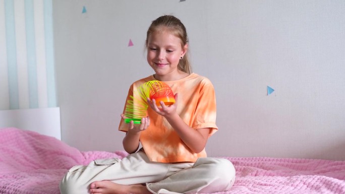 儿童玩的橙色和绿色紧密，色彩丰富灵活的儿童玩具，有趣的塑料玩具。