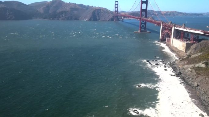 电影般的空中无人机拍摄的旧金山大桥，以一个无法识别的视角，车辆在桥上来回穿梭。