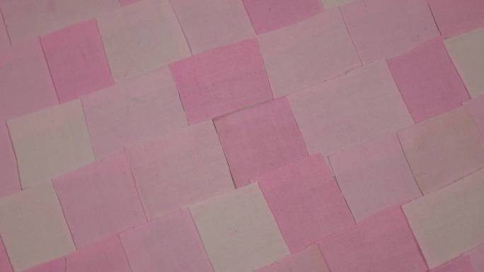 色彩丰富的复古纺织品背景与面料元素在粉红色的色调