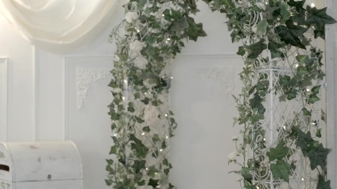 焦点拉到花拱门的婚礼仪式与灯光。