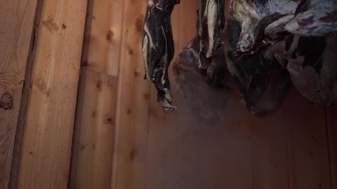 木制熏制室内冷烟鹿肉。特写镜头