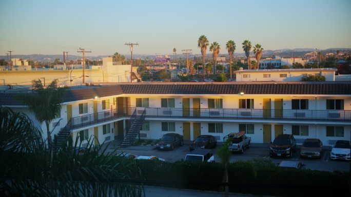在加州棕榈树环绕的街道上拍摄广角照片。