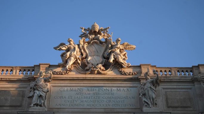 在阳光明媚的早晨，在特莱维喷泉顶部的特写雕塑，古老的巴洛克式建筑的Palazzo palace小儿麻