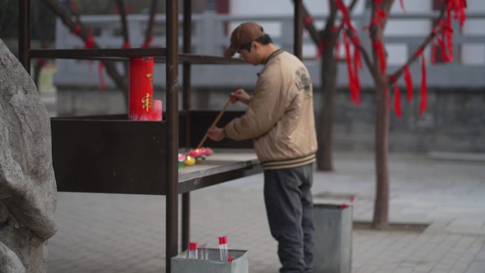 男子青龙寺烧香祈福祈愿新年愿望