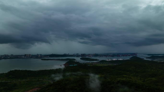 大气滂沱，大雨来临的震撼画面