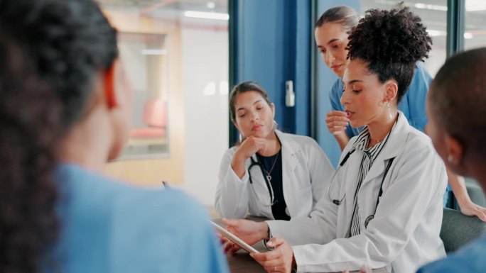 医生，护士或妇女在会议剪贴板，协作或团队为医院规划，医疗或手术时间表。谈论，领导或医疗工作者在纸上的