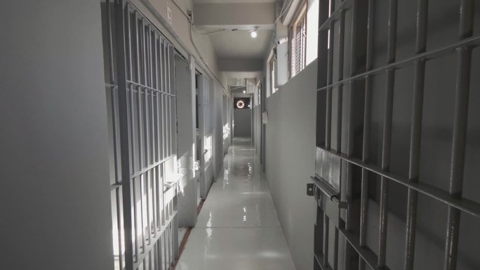 走廊里满是空荡荡的监狱牢房