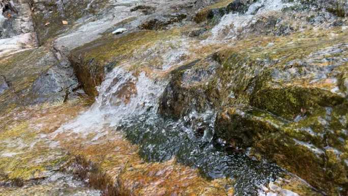 五彩斑斓的岩石流水