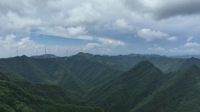 风力发电大风车群 穿云航拍 群山环绕