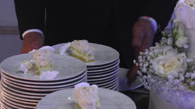 婚礼蛋糕切成几份放在盘子里，近距离观看。