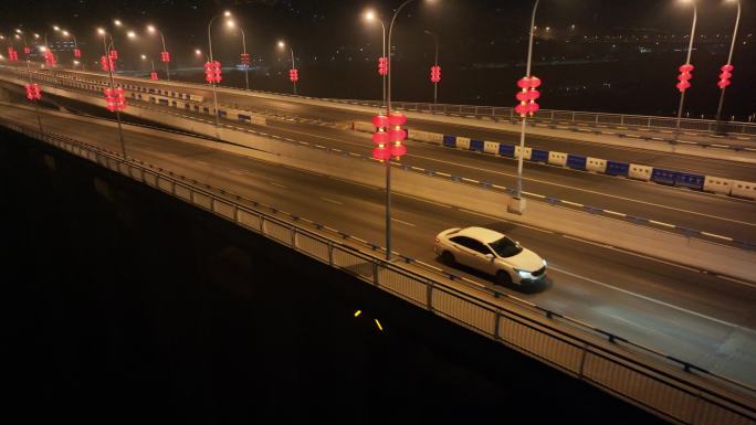汽车行驶在夜晚的大桥上 孤独