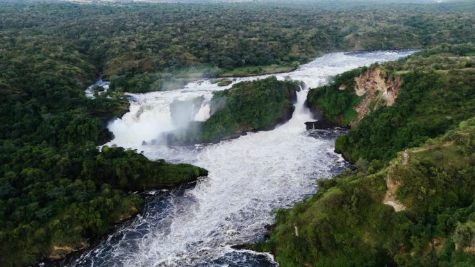 从阳光明媚的非洲乌干达的卡巴莱加瀑布向后鸟瞰