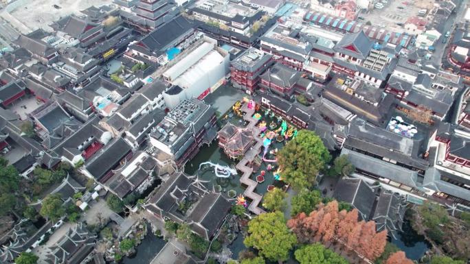 上海市中心豫园高角度景，春节和元宵节彩龙灯，4k实时镜头，无人机视图。