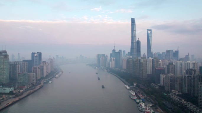 清晨上海天际线鸟瞰图，无人机沿黄浦江飞行，4k实时画面。