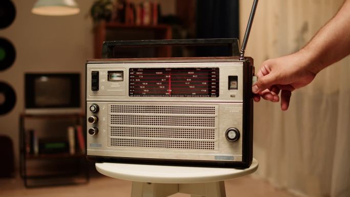 复古调频收音机，复古收录机特写。听音乐，老式收音机，搜索频道。