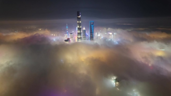 4k延时无人机拍摄的上海地标建筑云图，夜晚的摩天大楼，云雾移动，鸟瞰图。