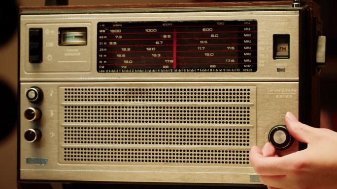 复古调频收音机，复古收录机特写。听音乐，老式收音机，搜索频道。