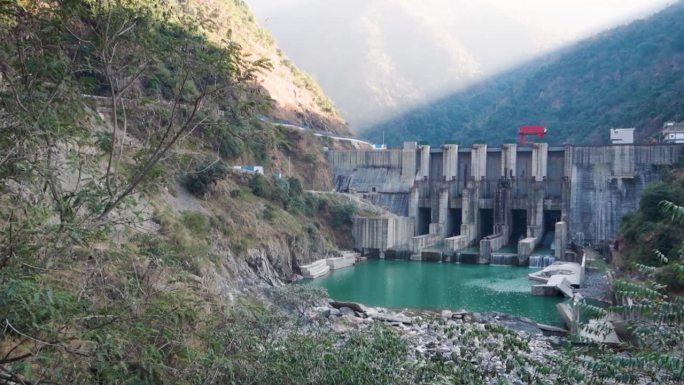 Lakhwar-Vyasi最大的水电站位于山谷中。