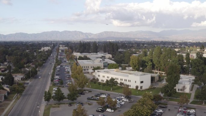 在加州范奈斯洛杉矶山谷学院上空的4K电影飞行，背景是一架西南航空公司的喷气式飞机正在接近伯班克机场。
