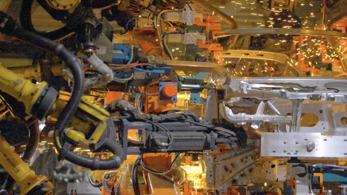 汽车工厂焊接车间 机械臂焊接车身车架特写