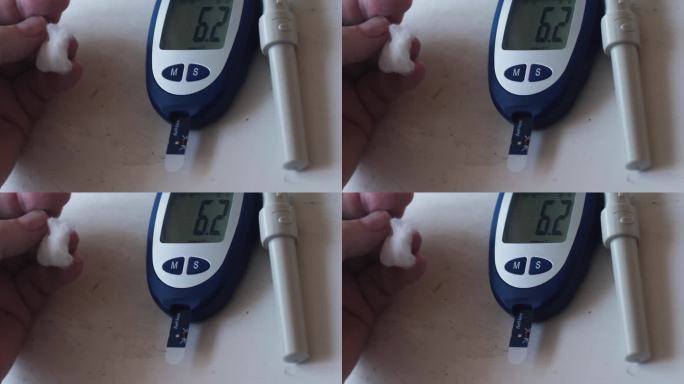 桌上有一个血糖仪，显示血糖读数，正常的测试值。糖尿病患者在家照顾好自己的健康。