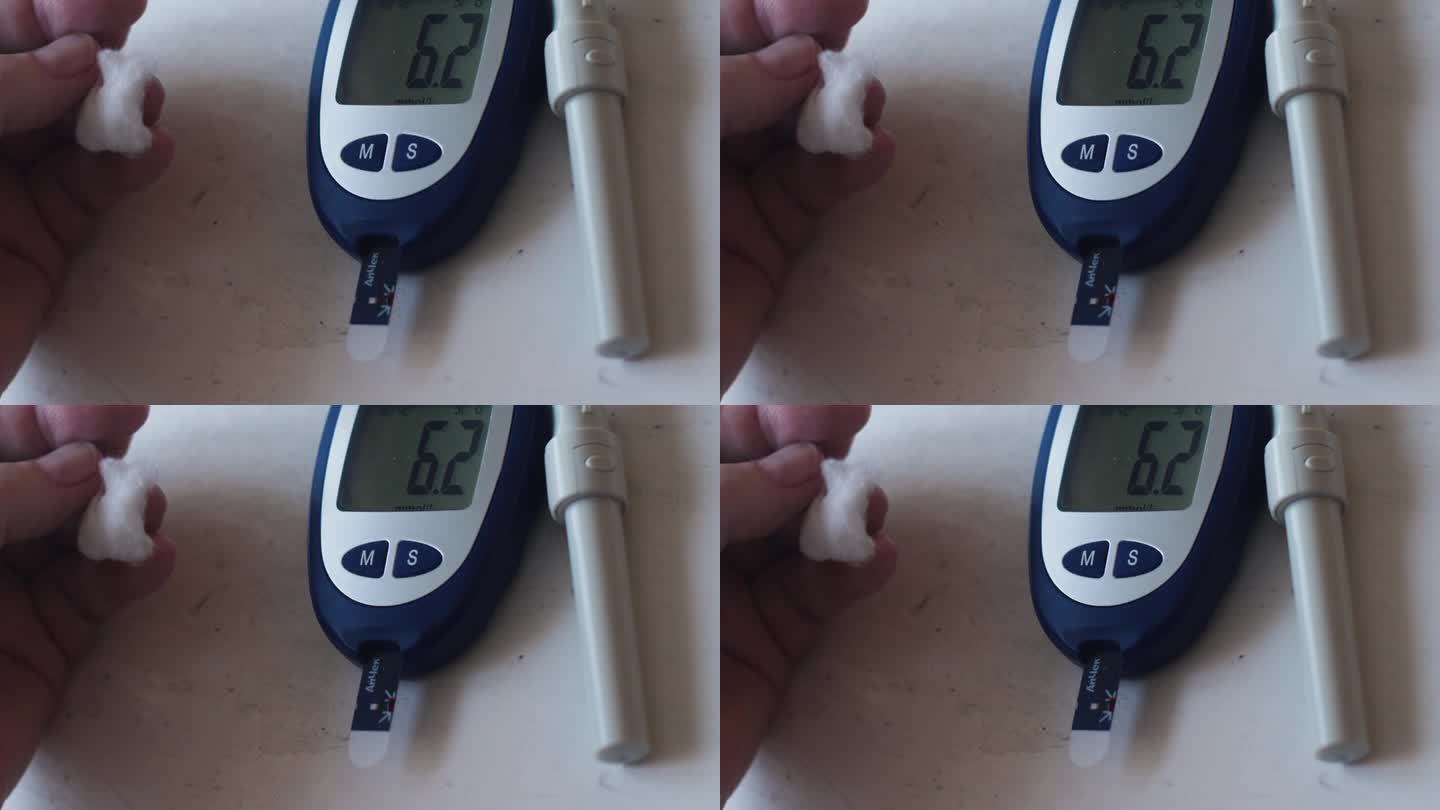 桌上有一个血糖仪，显示血糖读数，正常的测试值。糖尿病患者在家照顾好自己的健康。