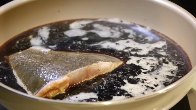 一段将生比目鱼片加入沸腾的肉汤的视频。里面有个蛋的比目鱼。