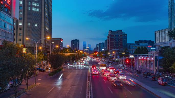 城市夜景街道夜间人流车流延时