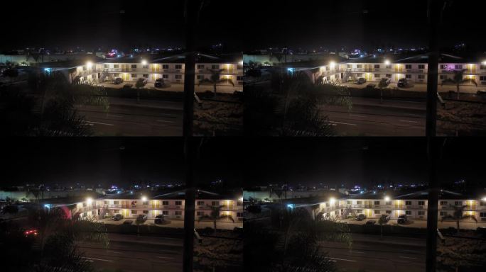 在夜晚，加州棕榈树环绕的街道广角镜头