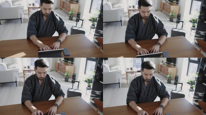 日本男子在家使用数码平板电脑