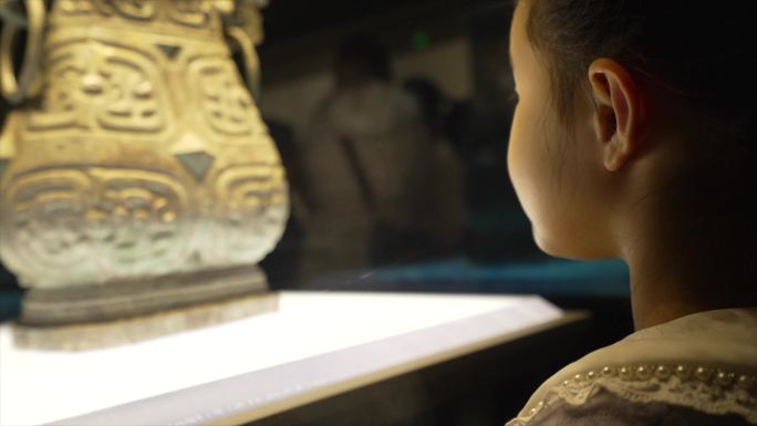 小女孩看文物陕西历史博物馆