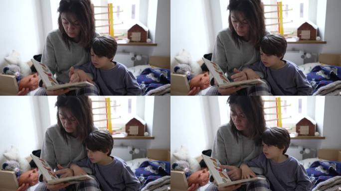 妈妈在卧室给孩子讲故事，真实的育儿场景，妈妈拿着书和小儿子