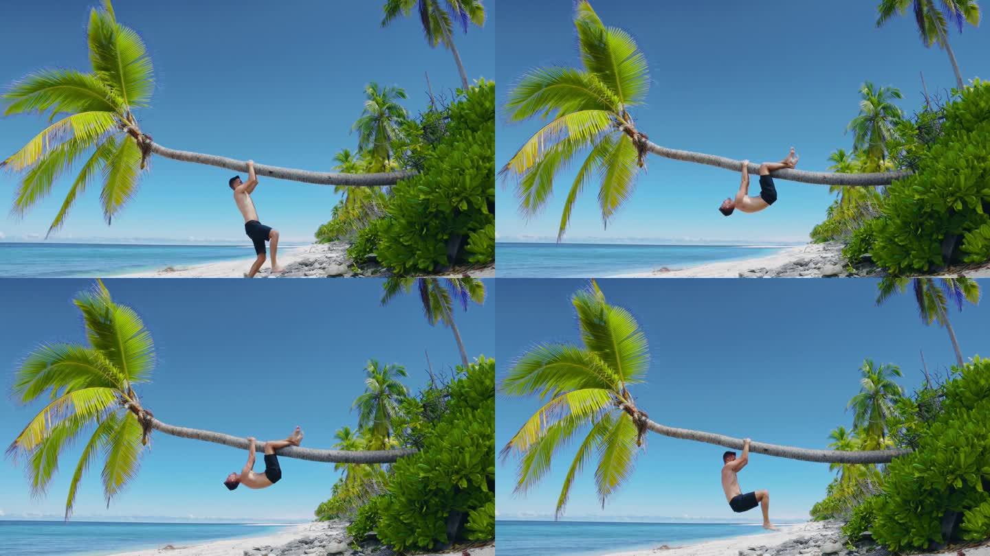 一个赤裸上身的男人在沙滩上放松，爬上一棵椰子树。天堂海滩上的瘦子