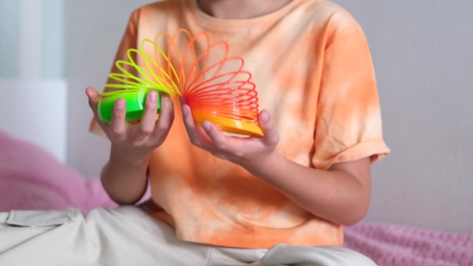 儿童玩的橙色和绿色紧密，色彩丰富灵活的儿童玩具，有趣的塑料玩具。