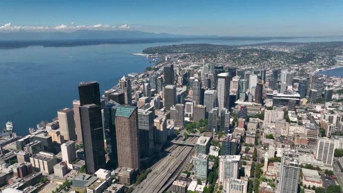 西雅图市中心摩天大楼俯瞰普吉特海湾的广角鸟瞰图。