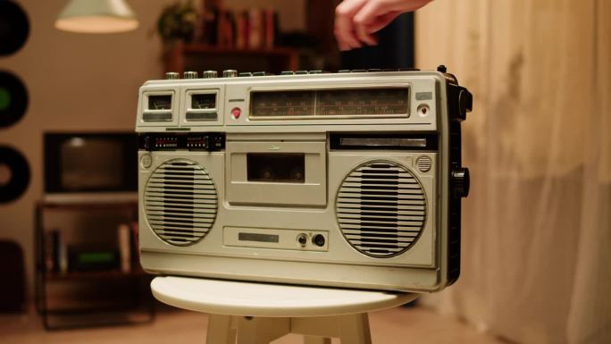 复古收录机特写。听音乐，老式收音机，搜索频道。