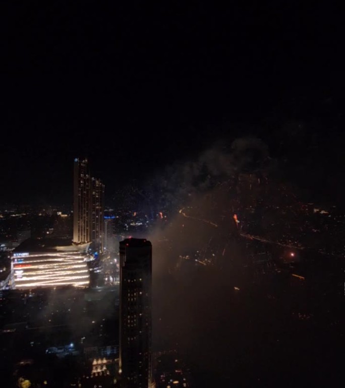 泰国曼谷湄南河沿岸的摩天大楼庆祝新年烟花
